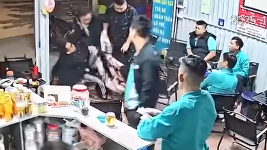 Điều tra vụ nam thanh niên bị đâm liên tiếp ở bến xe Giáp Bát